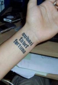 手腕audaci favet字母纹身图片