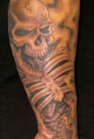 腿部棕色笑骷髅纹身图案