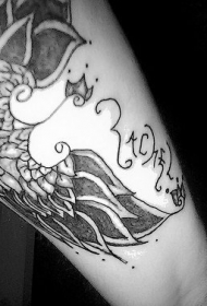 个性的黑色翅膀手臂纹身图案