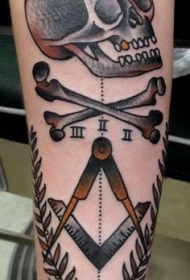 手臂老派风格的神秘骷髅主题纹身图案