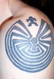肩部黑色大迷宫纹身图案