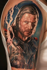 大臂插画风格电影人物肖像纹身图案