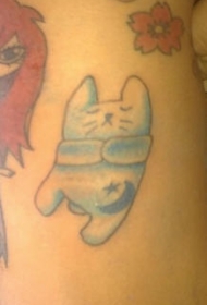 可爱的白色睡觉猫纹身图案