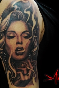 旧货风格彩色吸烟性感女人纹身图案