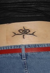 腰部简约的黑色线条纹身图案