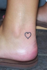 脚后跟黑色线条的心形纹身图案