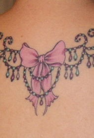 女性背部彩色蝴蝶结和装饰纹身图片