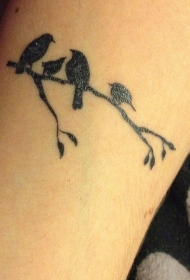 四只黑色小鸟坐在树枝上纹身图案