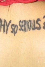 背部黑色的字母纹身图案