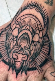 手背点刺风格黑色部落牛头纹身图案