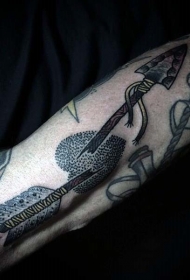 手臂黑灰点刺断箭和心形纹身图案