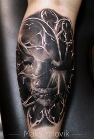 惊人花朵映出女人脸纹身图案