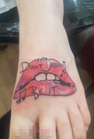 女生脚背上黑色花体英文和红唇纹身图片