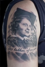 手臂非常好看的黑色女人肖像纹身图案