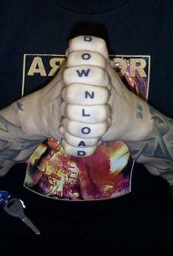 手指个性的黑色字母纹身图案