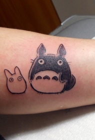 手臂简单的彩色亚洲卡通龙猫纹身图案