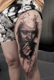 大腿黑灰祈祷的女人纹身图案