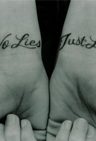 手腕表达爱的纹身字母黑色纹身图案