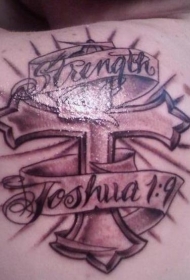 背部黑灰十字架与字母纹身图案