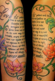 情侣手臂彩色花朵藤蔓与英文纹身