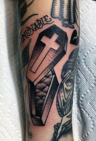 手臂简单的小棺材与十字架字母黑白纹身图案