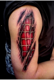 皮肤撕裂与红色网格纹身图案