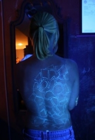 女生背部荧光线条几何纹身图案