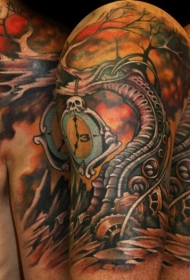 大臂彩色机械时钟和乌鸦纹身图案