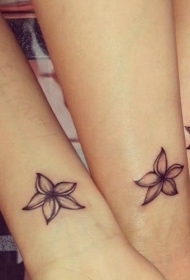 手腕黑色小轮廓茉莉花纹身图案