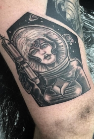 大腿插画风格黑色女人与冲击波太空纹身图案