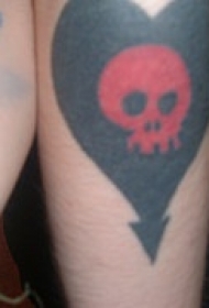 黑色的心形与红色骷髅纹身图案