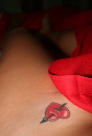 红色心形与箭纹身图案