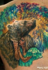 背部惊人的彩色女生与熊纹身图案