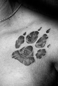 肩部雕刻风格黑色爪子印与狼头纹身图案
