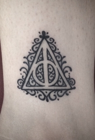 黑色线条三角形与藤蔓纹身图案
