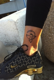 黑色凯尔特友谊结脚踝纹身图案