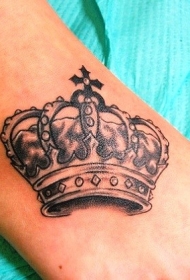 女生脚背皇冠纹身图案
