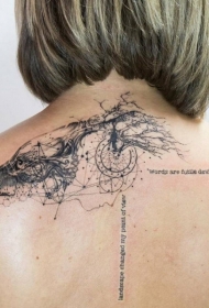 背部黑色线条个性的狼头字母纹身图案