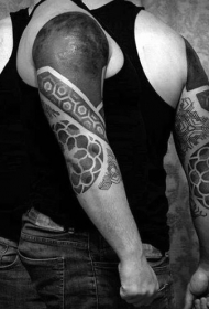 手臂简单的黑色部落花纹纹身图案