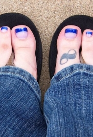脚趾上的小无限纹身图案