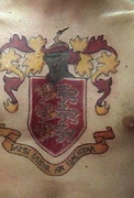 胸部金色和红色的徽章纹身图案