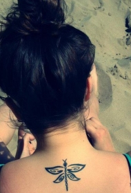 背部优雅的黑色简约蜻蜓纹身图案