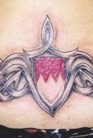 腰部彩色盾牌与图腾纹身图案