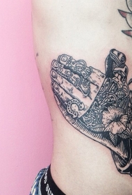 侧肋黑色线条机械手和花朵纹身图案