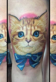 腿部非常可爱的彩色小猫和蓝色蝴蝶结纹身图案