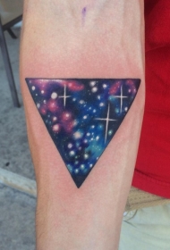 手臂简单设计的彩色三角与空间纹身