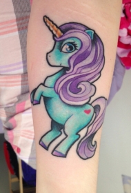 手臂卡通风格彩色的小独角兽纹身图案