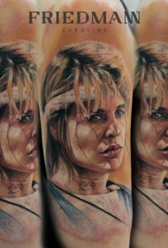 肩部漂亮的彩色女人纹身图案