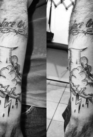 手臂有趣的黑白手与闪电云纹身图案