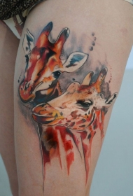 腿部自然的插画风格彩色长颈鹿夫妇纹身